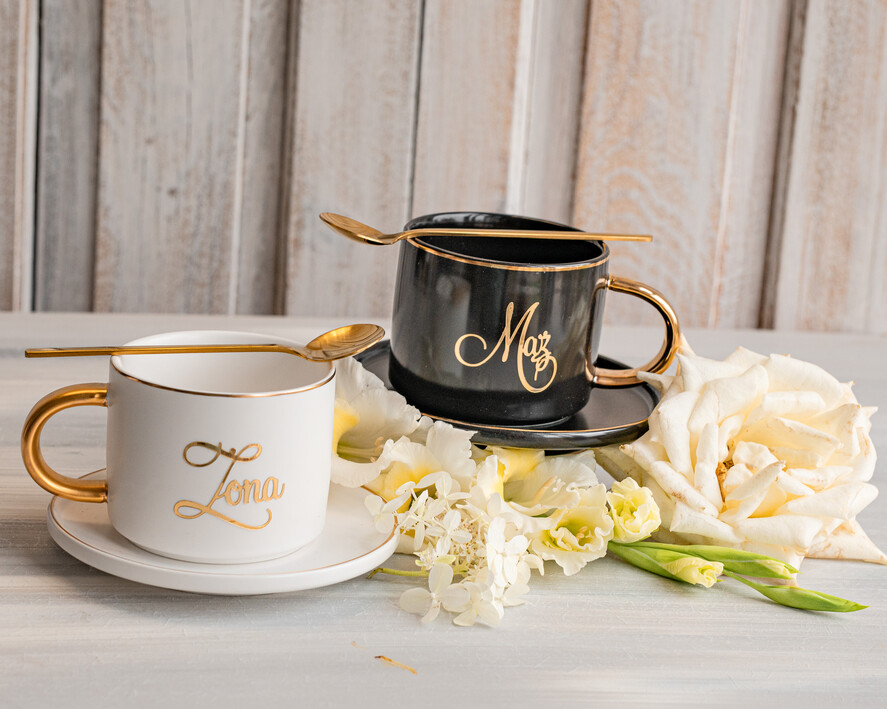  Prezenty dla Młodej Pary  Zestawy z Filiżanką lub Kubkiem Fajne prezenty dla Młodej Pary, zestaw z filiżanką dla Pary Młodej, co dać zamiast kwiatów Parze Młodej, filiżanki dla Pary Młodej z napisami, box z filiżankami dla Pary Młodej na ślub1