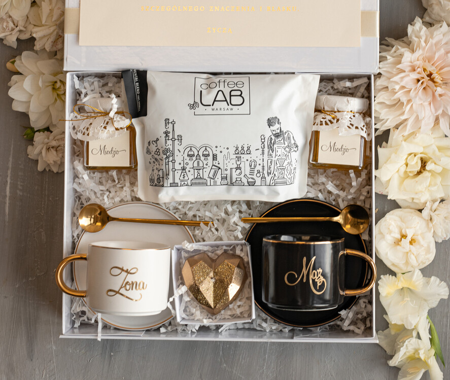  Prezenty dla Młodej Pary  Zestawy z Filiżanką lub Kubkiem Praktyczny Prezent ślubny dla Młodej Pary, zestaw z filiżanką dla Pary Młodej, co dać zamiast kwiatów Parze Młodej, filiżanki dla Pary Młodej, box z filiżankami dla Pary Młodej na ślub1