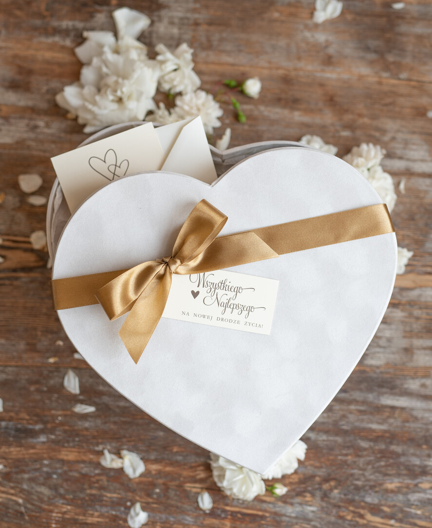  Prezenty dla Młodej Pary  Zestawy z Filiżanką lub Kubkiem prezent ślubny dla Pary Młodej filiżanki LOVE, prezent w welurowym sercu, co dać zamiast kwiatów 4
