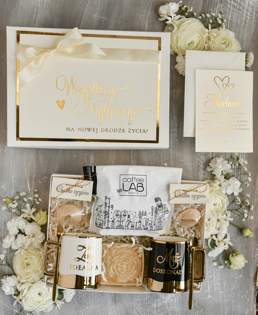  Prezenty dla Młodej Pary  Zestawy z Filiżanką lub Kubkiem Pomysł na prezent ślubny dla Młodej Pary, co dać zamiast kwiatów Parze Młodej, Kubki dla Nowożeńców, prezent na ślub0