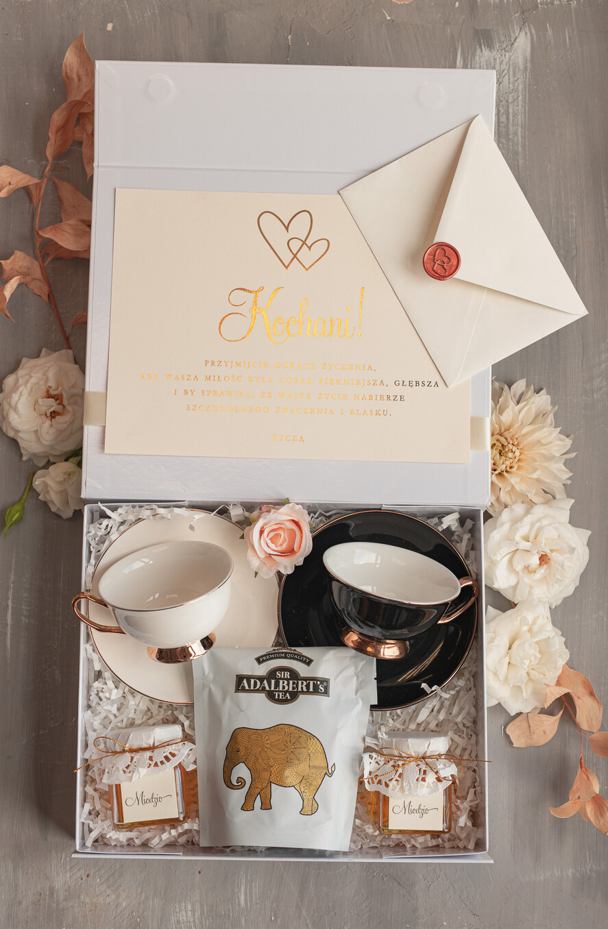 Prezenty dla Młodej Pary  Zestawy z Filiżanką lub Kubkiem Praktyczny Prezent ślubny dla Młodej Pary, zestaw z filiżanką dla Pary Młodej, co dać zamiast kwiatów Parze Młodej, filiżanki dla Pary Młodej, box z filiżankami dla Pary Młodej na ślub0