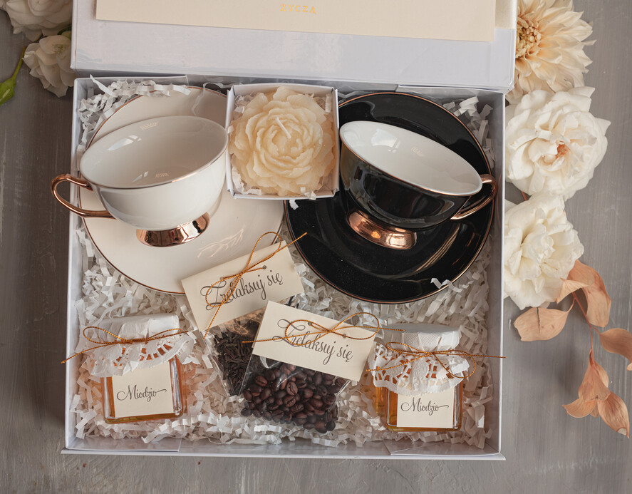  Prezenty dla Młodej Pary  Zestawy z Filiżanką lub Kubkiem Praktyczny Prezent ślubny dla Młodej Pary, zestaw z filiżanką dla Pary Młodej, co dać zamiast kwiatów Parze Młodej, filiżanki dla Pary Młodej, box z filiżankami dla Pary Młodej na ślub1