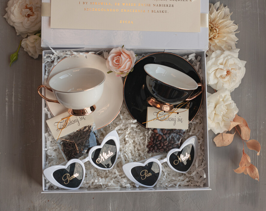  Prezenty dla Młodej Pary  Zestawy z Filiżanką lub Kubkiem Filiżanki dla Pary Młodej, Praktyczny Prezent ślubny dla Młodej Pary, zestaw z filiżanką dla Pary Młodej, co dać zamiast kwiatów Parze Młodej, box z filiżankami dla Pary Młodej na ślub1
