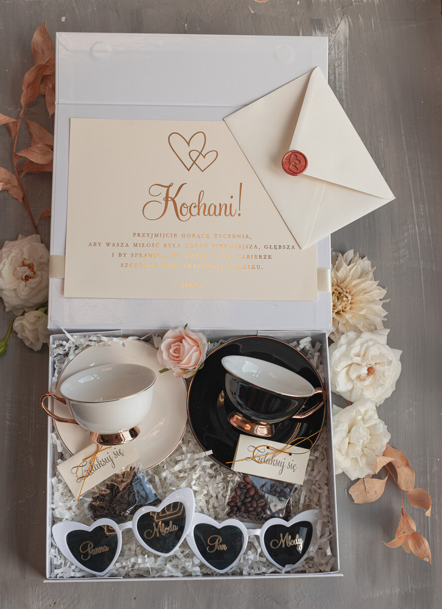  Prezenty dla Młodej Pary  Zestawy z Filiżanką lub Kubkiem Filiżanki dla Pary Młodej, Praktyczny Prezent ślubny dla Młodej Pary, zestaw z filiżanką dla Pary Młodej, co dać zamiast kwiatów Parze Młodej, box z filiżankami dla Pary Młodej na ślub0