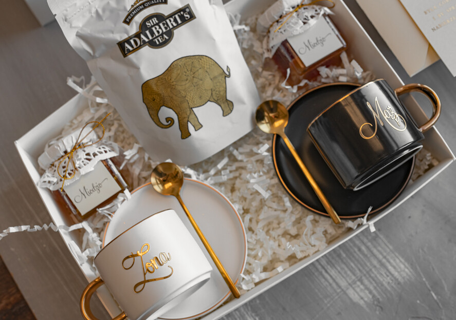  Prezenty dla Młodej Pary  Zestawy z Filiżanką lub Kubkiem Kreatywne pomysły na prezent ślubny dla Młodej Pary, co dać zamiast kwiatów, filiżanki dla Pary młodej z napisami, box z filiżankami dla Pary Młodej1