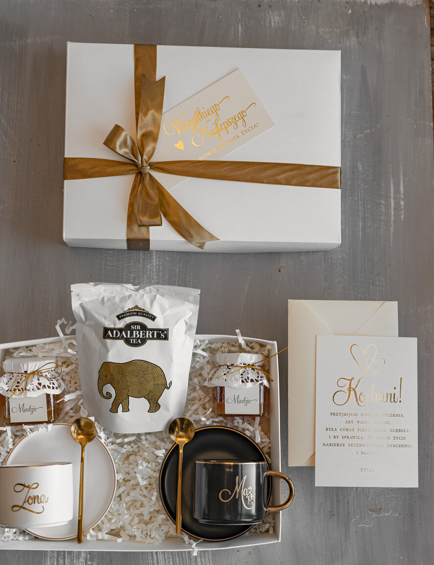  Prezenty dla Młodej Pary  Zestawy z Filiżanką lub Kubkiem Kreatywne pomysły na prezent ślubny dla Młodej Pary, co dać zamiast kwiatów, filiżanki dla Pary młodej z napisami, box z filiżankami dla Pary Młodej10