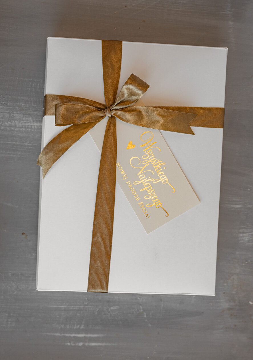  Prezenty dla Młodej Pary  Zestawy z Filiżanką lub Kubkiem Kreatywne pomysły na prezent ślubny dla Młodej Pary, co dać zamiast kwiatów, filiżanki dla Pary młodej z napisami, box z filiżankami dla Pary Młodej12