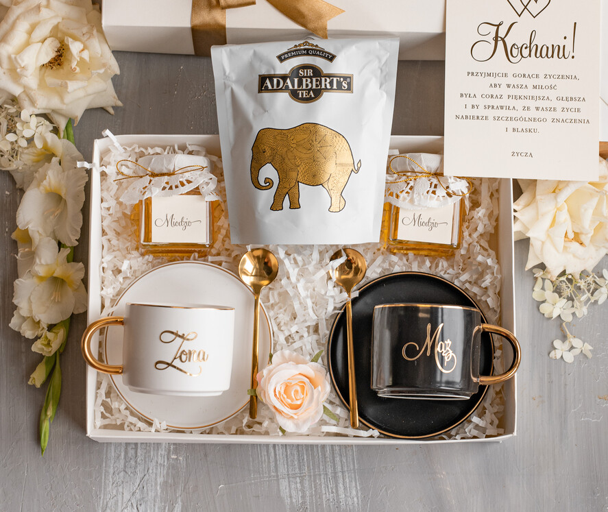  Prezenty dla Młodej Pary  Zestawy z Filiżanką lub Kubkiem Kreatywne pomysły na prezent ślubny dla Młodej Pary, co dać zamiast kwiatów, filiżanki dla Pary młodej z napisami, box z filiżankami dla Pary Młodej15