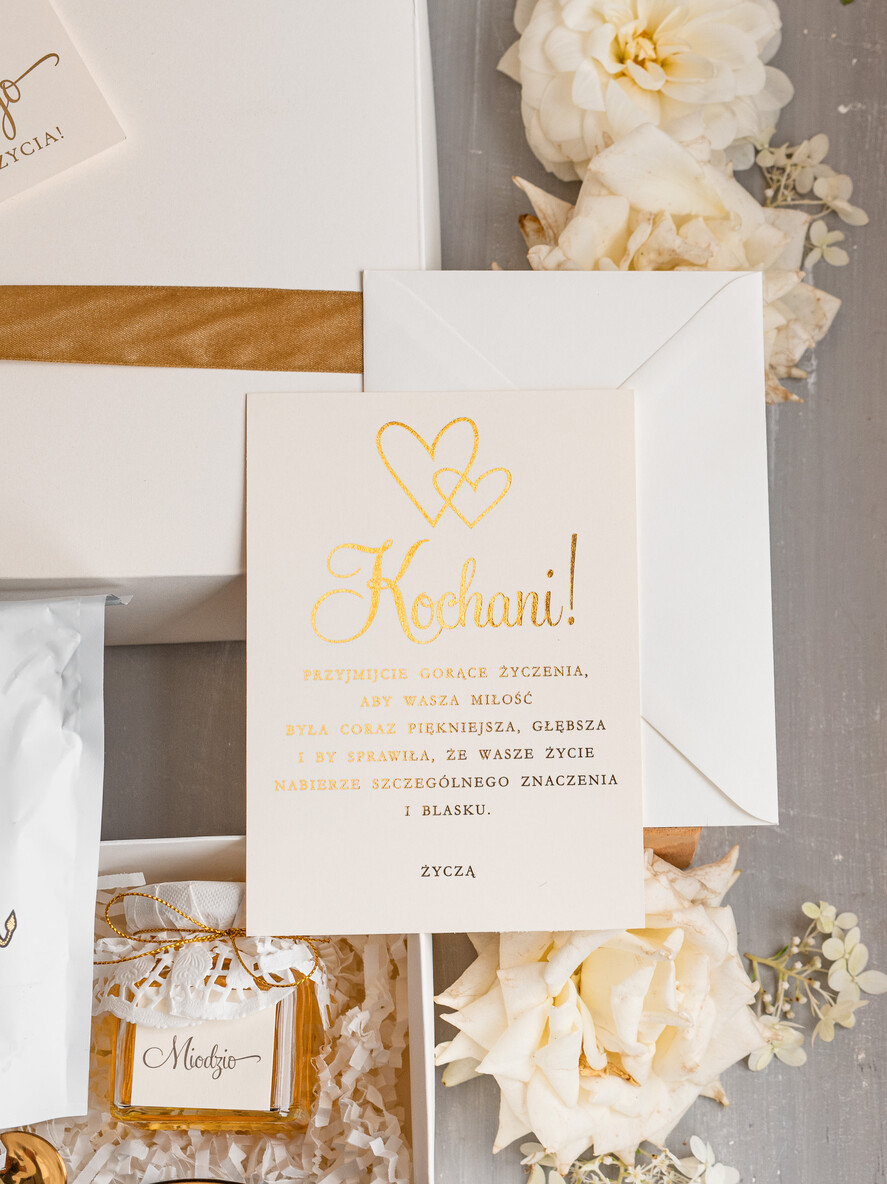  Prezenty dla Młodej Pary  Zestawy z Filiżanką lub Kubkiem Kreatywne pomysły na prezent ślubny dla Młodej Pary, co dać zamiast kwiatów, filiżanki dla Pary młodej z napisami, box z filiżankami dla Pary Młodej16