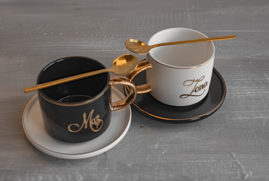  Prezenty dla Młodej Pary  Zestawy z Filiżanką lub Kubkiem Kreatywne pomysły na prezent ślubny dla Młodej Pary, co dać zamiast kwiatów, filiżanki dla Pary młodej z napisami, box z filiżankami dla Pary Młodej2