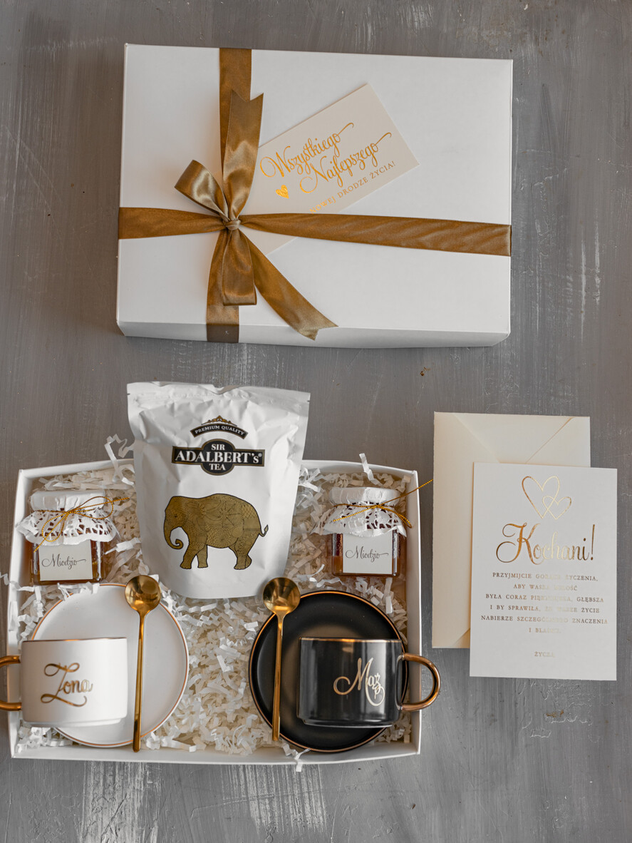  Prezenty dla Młodej Pary  Zestawy z Filiżanką lub Kubkiem Kreatywne pomysły na prezent ślubny dla Młodej Pary, co dać zamiast kwiatów, filiżanki dla Pary młodej z napisami, box z filiżankami dla Pary Młodej3