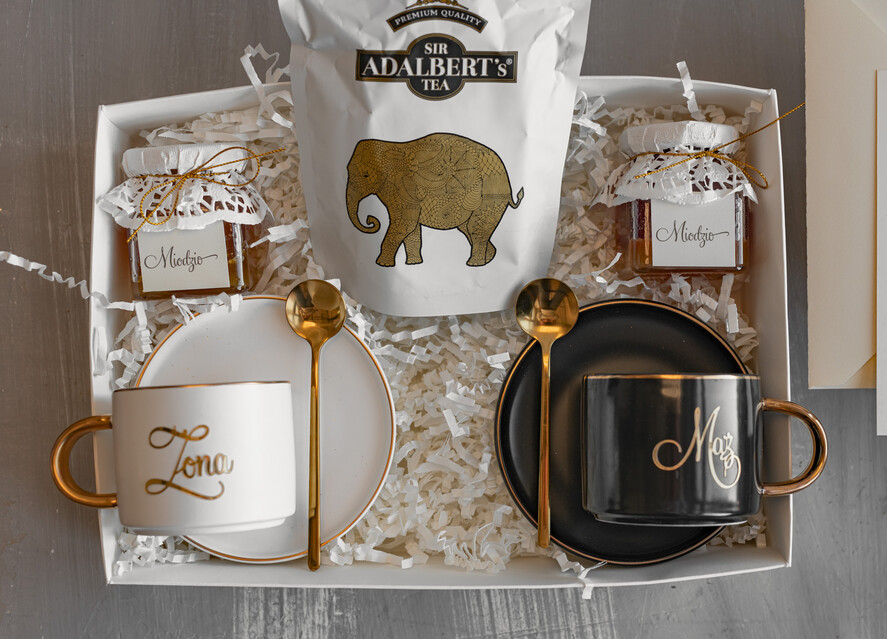  Prezenty dla Młodej Pary  Zestawy z Filiżanką lub Kubkiem Kreatywne pomysły na prezent ślubny dla Młodej Pary, co dać zamiast kwiatów, filiżanki dla Pary młodej z napisami, box z filiżankami dla Pary Młodej4