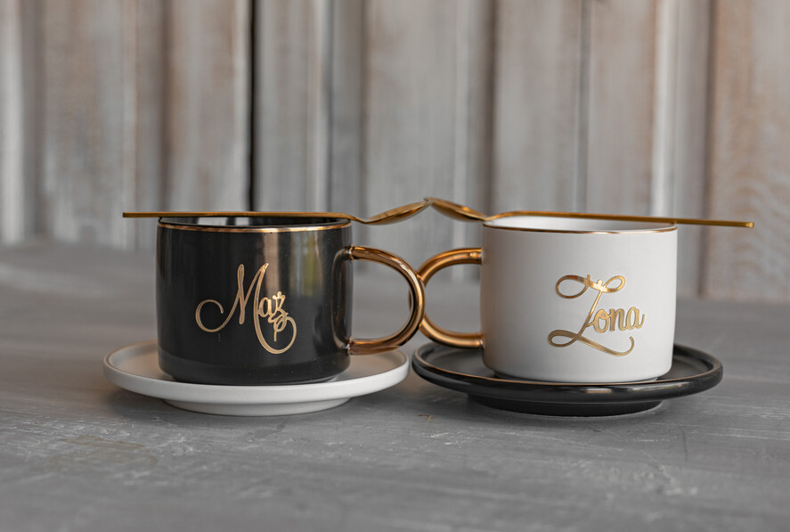  Prezenty dla Młodej Pary  Zestawy z Filiżanką lub Kubkiem Kreatywne pomysły na prezent ślubny dla Młodej Pary, co dać zamiast kwiatów, filiżanki dla Pary młodej z napisami, box z filiżankami dla Pary Młodej5