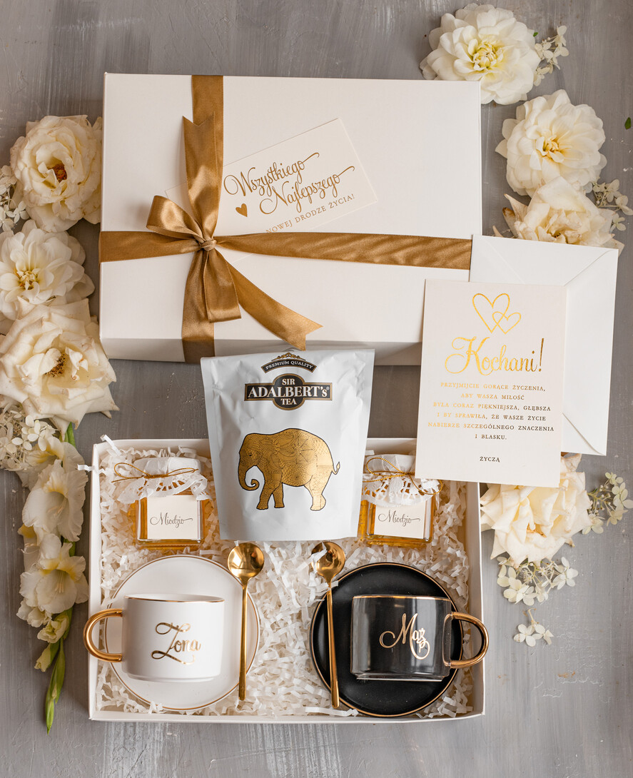  Prezenty dla Młodej Pary  Zestawy z Filiżanką lub Kubkiem Kreatywne pomysły na prezent ślubny dla Młodej Pary, co dać zamiast kwiatów, filiżanki dla Pary młodej z napisami, box z filiżankami dla Pary Młodej7