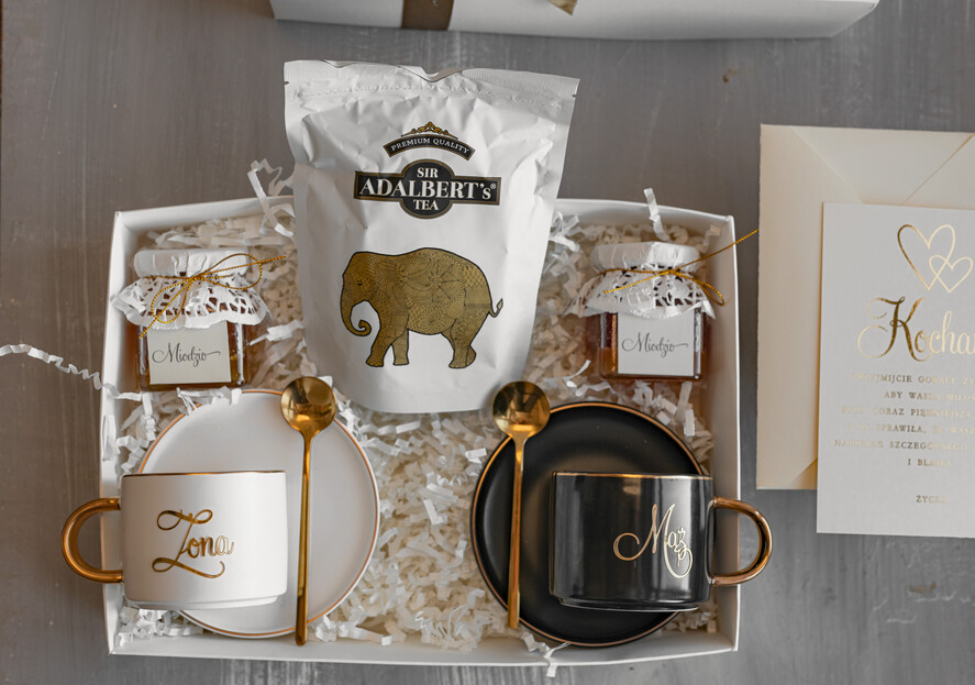  Prezenty dla Młodej Pary  Zestawy z Filiżanką lub Kubkiem Kreatywne pomysły na prezent ślubny dla Młodej Pary, co dać zamiast kwiatów, filiżanki dla Pary młodej z napisami, box z filiżankami dla Pary Młodej9