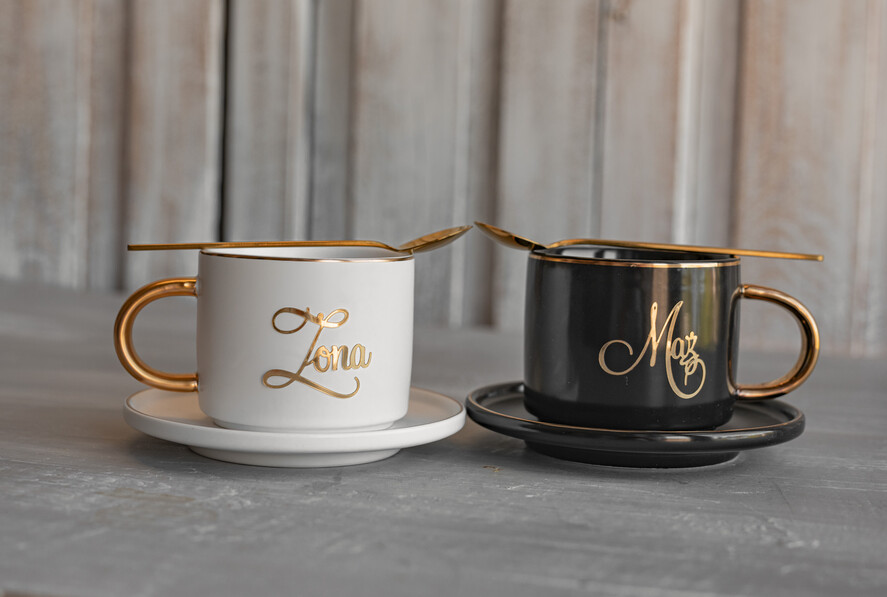  Prezenty dla Młodej Pary  Zestawy z Filiżanką lub Kubkiem Praktyczny Prezent ślubny dla Młodej Pary, co dać zamiast kwiatów, filiżanki dla Pary Młodej, komplet filiżanek czarna i biała dla Paty Młodej6