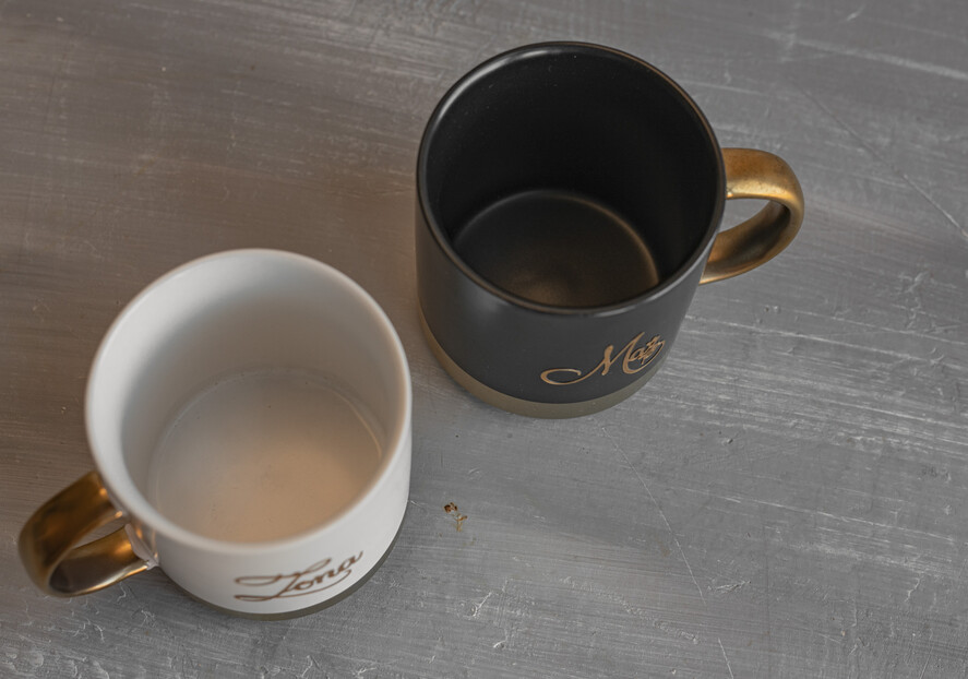  Prezenty dla Młodej Pary  Zestawy z Filiżanką lub Kubkiem Praktyczny Prezent ślubny dla Młodej Pary, co dać zamiast kwiatów, filiżanki dla Pary Młodej, komplet filiżanek czarna i biała dla Paty Młodej7