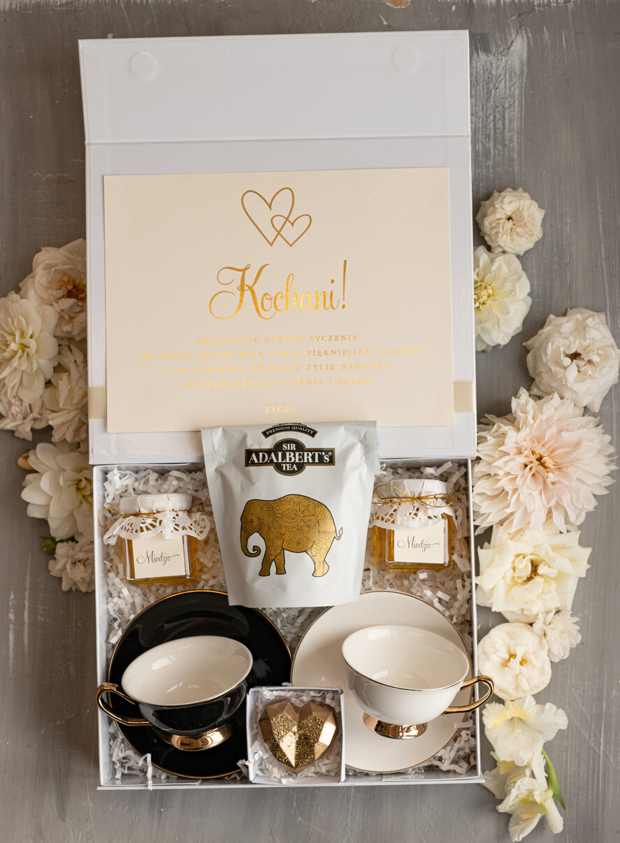  Prezenty dla Młodej Pary  Zestawy z Filiżanką lub Kubkiem Praktyczny Prezent ślubny dla Młodej Pary, zestaw z filiżanką dla Pary Młodej, co dać zamiast kwiatów Parze Młodej, filiżanki dla Pary Młodej, box z filiżankami dla Pary Młodej na ślub0