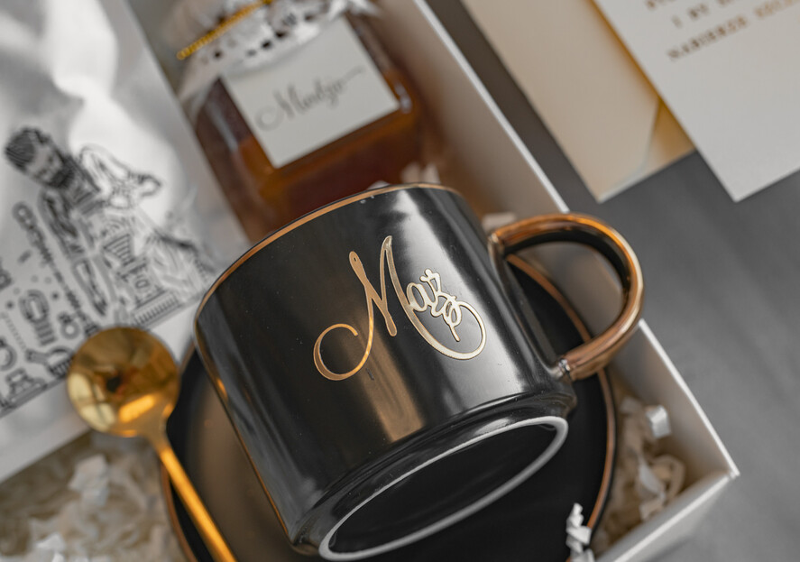  Prezenty dla Młodej Pary  Zestawy z Filiżanką lub Kubkiem Fajny pomysł na prezent ślubny dla Młodej Pary, co dać zamiast kwiatów Parze Młodej, filiżanki dla Pary młodej z napisami, box z filiżankami dla Pary Młodej10