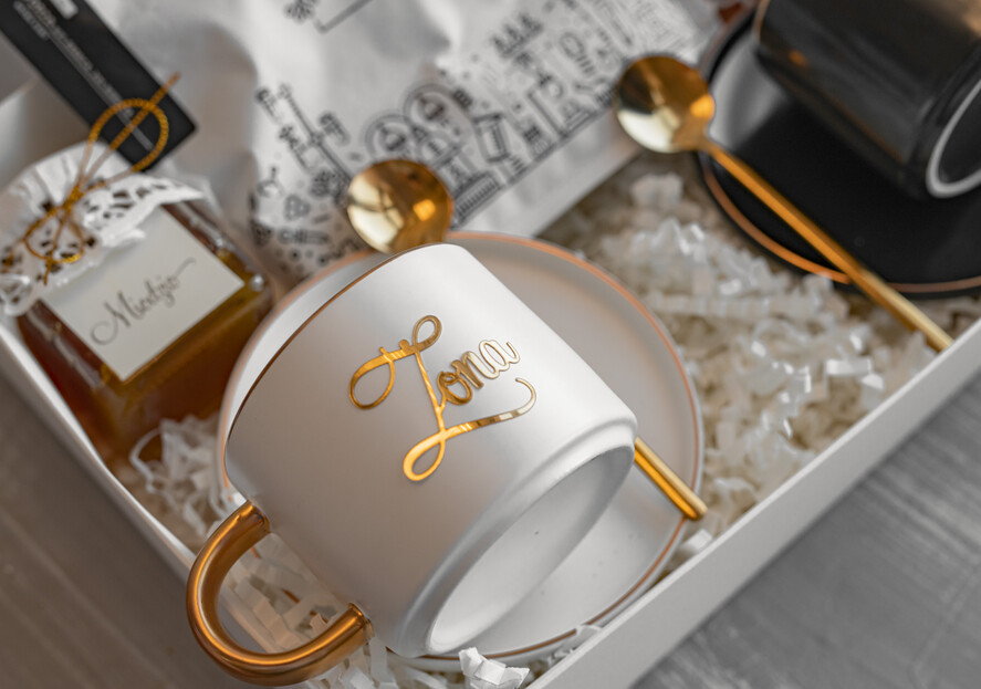  Prezenty dla Młodej Pary  Zestawy z Filiżanką lub Kubkiem Fajny pomysł na prezent ślubny dla Młodej Pary, co dać zamiast kwiatów Parze Młodej, filiżanki dla Pary młodej z napisami, box z filiżankami dla Pary Młodej3