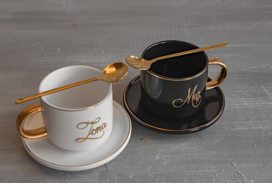  Prezenty dla Młodej Pary  Zestawy z Filiżanką lub Kubkiem Fajny pomysł na prezent ślubny dla Młodej Pary, co dać zamiast kwiatów Parze Młodej, filiżanki dla Pary młodej z napisami, box z filiżankami dla Pary Młodej6