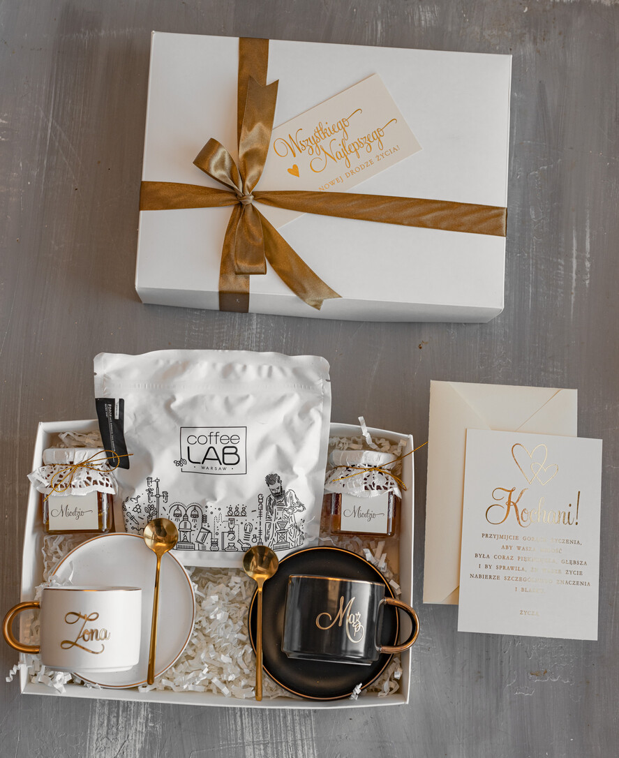  Prezenty dla Młodej Pary  Zestawy z Filiżanką lub Kubkiem Fajny pomysł na prezent ślubny dla Młodej Pary, co dać zamiast kwiatów Parze Młodej, filiżanki dla Pary młodej z napisami, box z filiżankami dla Pary Młodej9