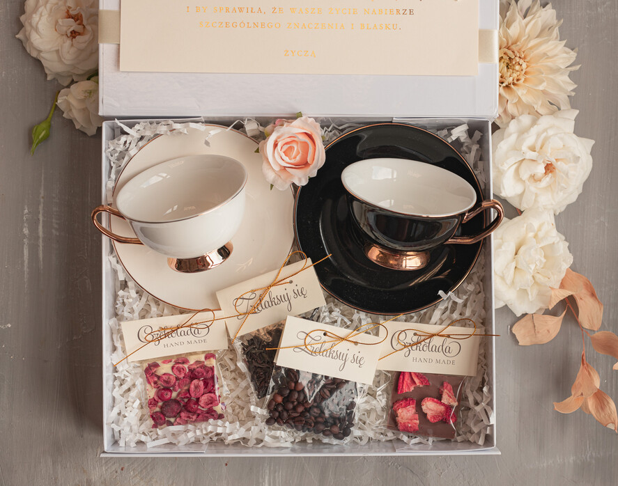  Prezenty dla Młodej Pary  Zestawy z Filiżanką lub Kubkiem Praktyczny Prezent ślubny dla Młodej Pary, zestaw z filiżanką dla Pary Młodej, co dać zamiast kwiatów Parze Młodej, filiżanki dla Pary Młodej z napisami, box z filiżankami dla Pary Młodej na ślub2