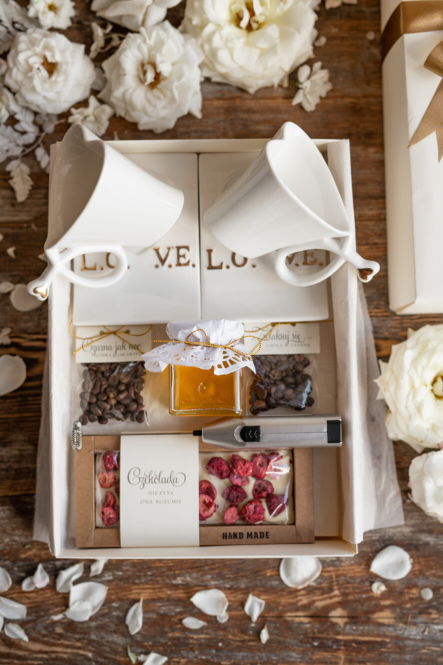  Prezenty dla Młodej Pary  Zestawy z Filiżanką lub Kubkiem Wyjątkowy prezent ślubny filiżanki serduszka z napisem LOVE  2