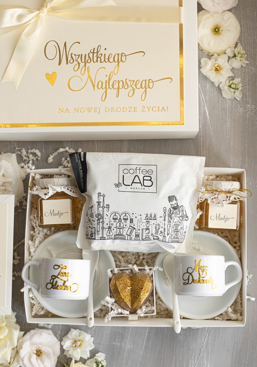  Prezenty dla Młodej Pary  Zestawy z Filiżanką lub Kubkiem Pomysł na prezent ślubny dla Młodej Pary, co dać zamiast kwiatów Parze Młodej, filiżanki dla Nowożeńców, prezent na ślub1