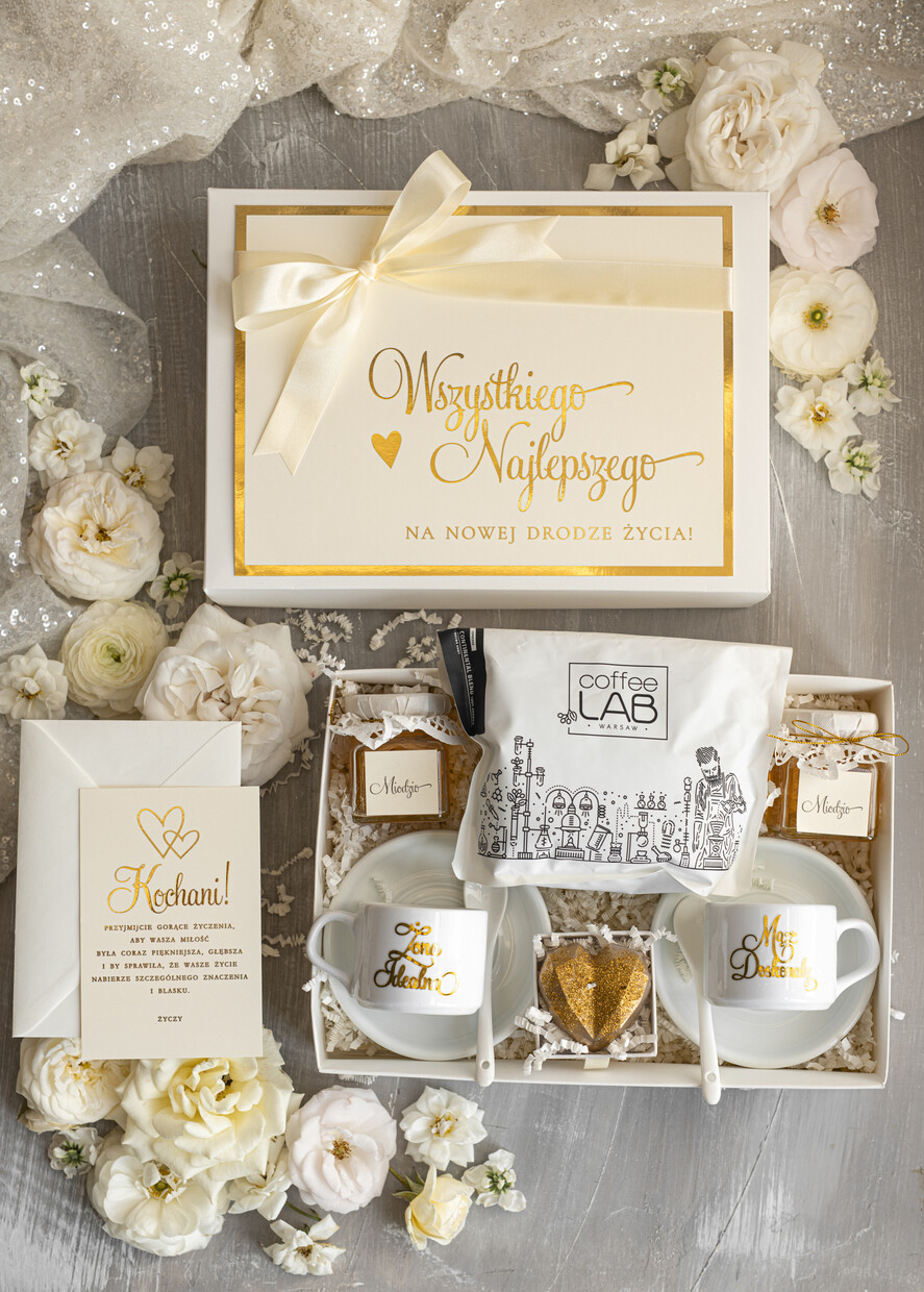  Prezenty dla Młodej Pary  Zestawy z Filiżanką lub Kubkiem Pomysł na prezent ślubny dla Młodej Pary, co dać zamiast kwiatów Parze Młodej, filiżanki dla Nowożeńców, prezent na ślub0