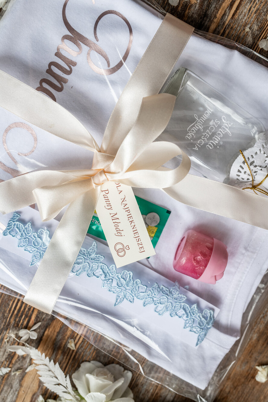 Prezenty dla Panny Młodej  Zestawy na wieczór Panieński z Koszulką Nowoczesny Prezent dla Panny Młodej Bawełniana koszulka z napisem   podwiązka i Błyszczyk1