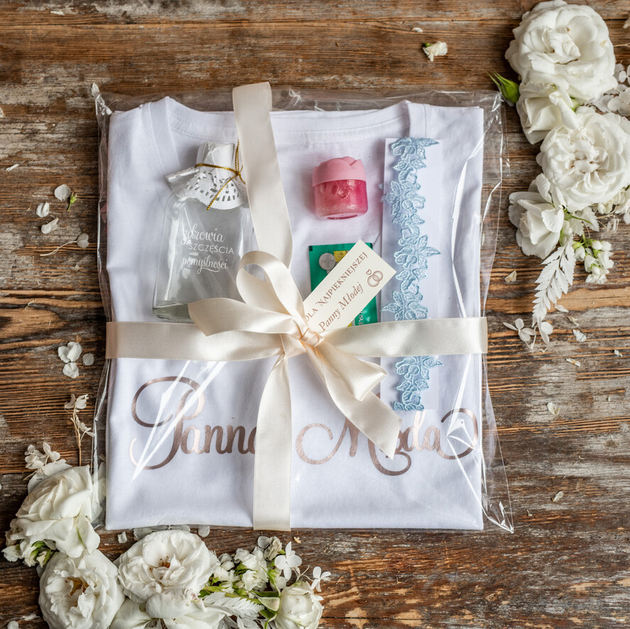 Prezenty dla Panny Młodej  Zestawy na wieczór Panieński z Koszulką Nowoczesny Prezent dla Panny Młodej Bawełniana koszulka z napisem   podwiązka i Błyszczyk0