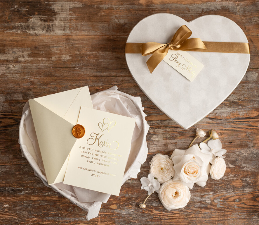 Prezenty dla Panny Młodej  Zestawy ze Szlafrokiem prezent dla Panny Młodej welurowy szlafrok z napisem na plecach welurowe ozdobne pudełko2