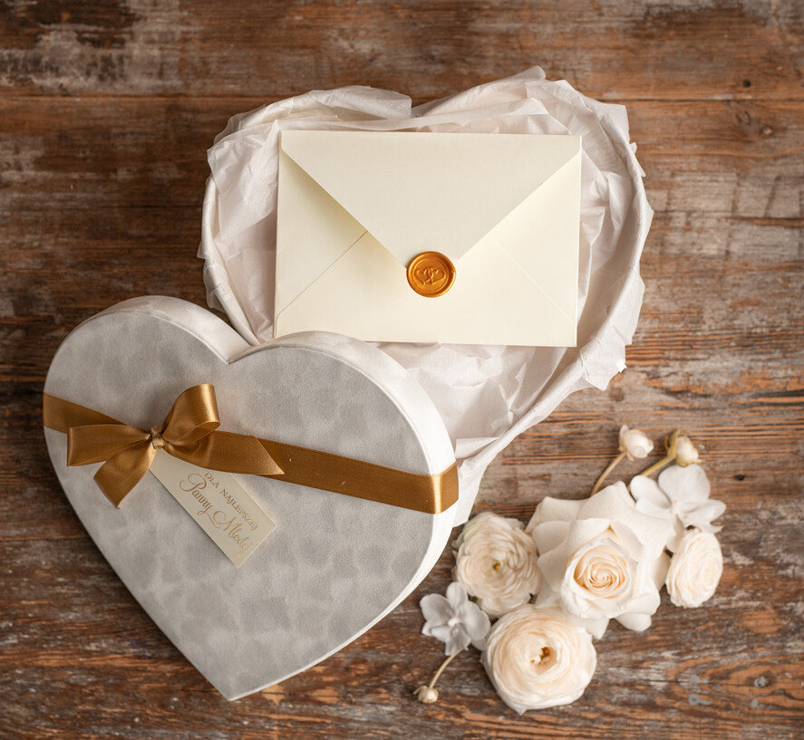 Prezenty dla Panny Młodej  Zestawy ze Szlafrokiem prezent dla Panny Młodej welurowy szlafrok z napisem na plecach welurowe ozdobne pudełko4