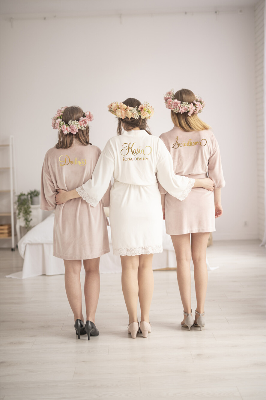 Prezenty dla Panny Młodej  Zestawy ze Szlafrokiem prezent dla Panny Młodej welurowy szlafrok z napisem na plecach welurowe ozdobne pudełko7