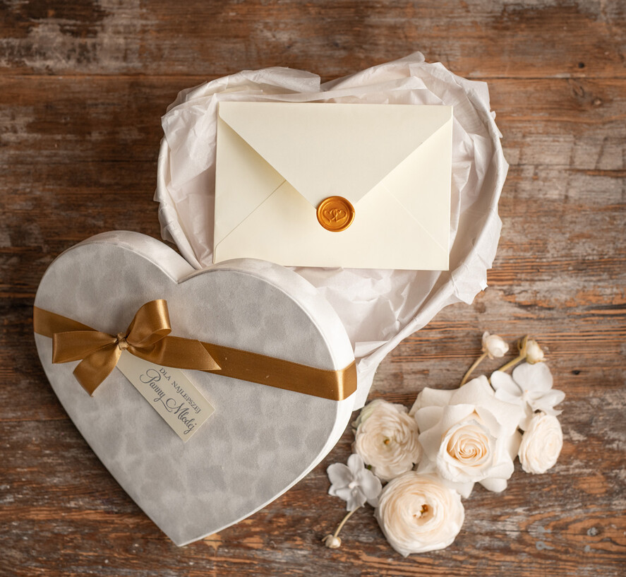 Prezenty dla Panny Młodej  Zestawy ze Szlafrokiem pomysł na prezent dla Panny Młodej od przyjaciółki, napis na plecach imię Panny Młodej 3