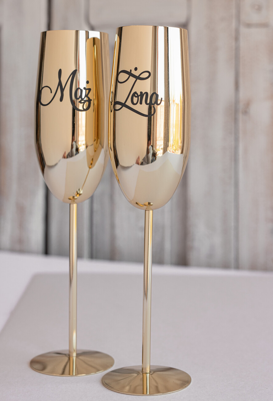  Prezenty dla Młodej Pary  zestawy i akcesoria do wina i drinków Kreatywne pomysły na prezent ślubny dla Młodej Pary, Co dać nowożeńcom zamiast kwiatów, złote kieliszki dla Pary Młodej z napisem Mąż Żona1