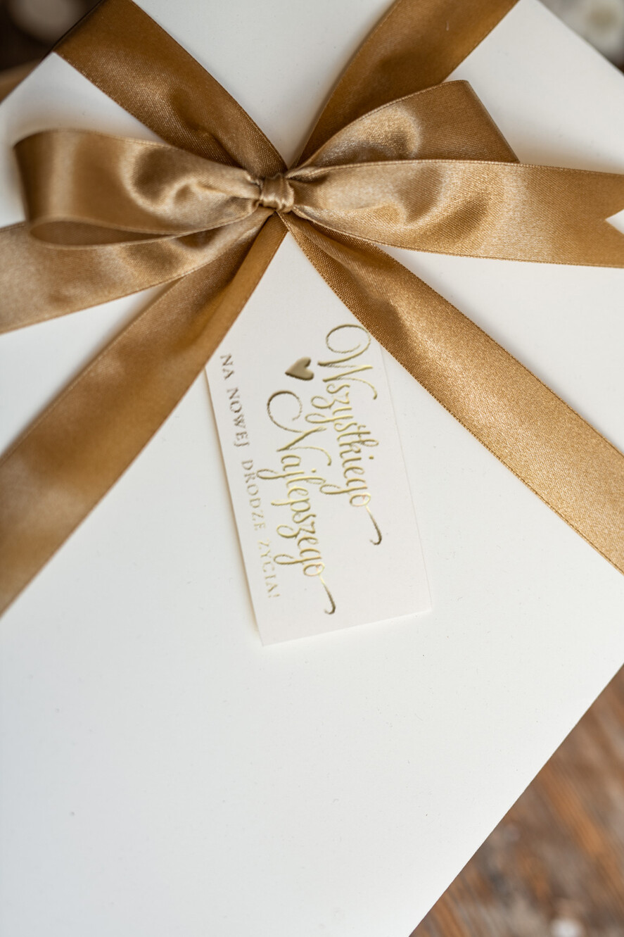  Prezenty dla Młodej Pary  zestawy i akcesoria do wina i drinków Wyjątkowy prezent ślubny akcesoria do trunków w eleganckim pudełku personalizowana naklejka na butelkę 3