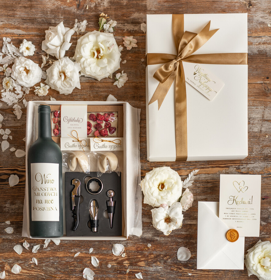  Prezenty dla Młodej Pary  zestawy i akcesoria do wina i drinków Wyjątkowy prezent ślubny akcesoria do trunków w eleganckim pudełku personalizowana naklejka na butelkę 0