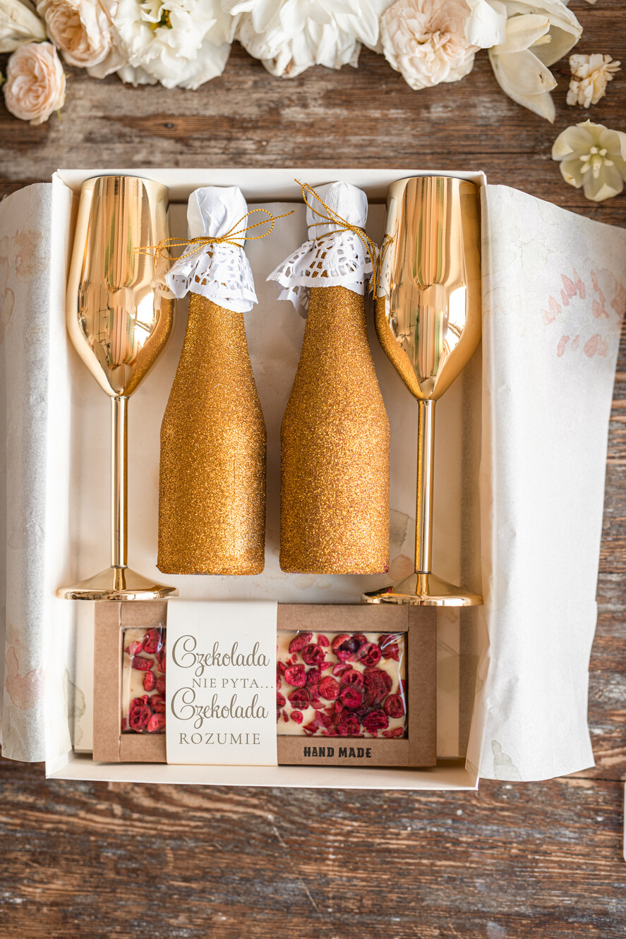  Prezenty dla Młodej Pary  zestawy i akcesoria do wina i drinków prezenty z okazji ślubu dla Pary Młodej, Co dla nowożeńcom zamiast kwiatów, złote kieliszki dla Pary Młodej, box prezentowy dla Pary Młodej 1