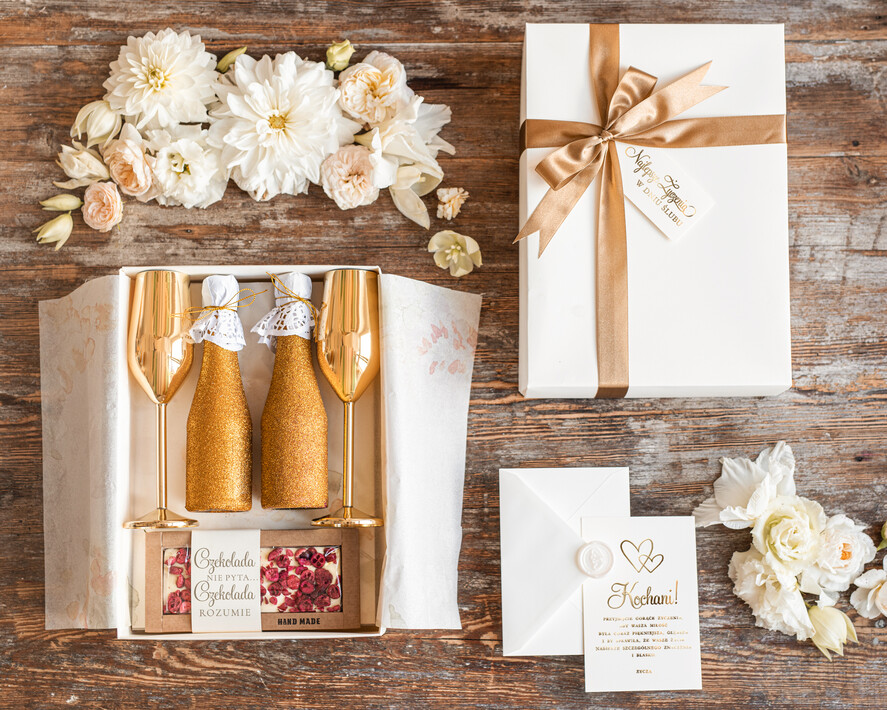  Prezenty dla Młodej Pary  zestawy i akcesoria do wina i drinków prezenty z okazji ślubu dla Pary Młodej, Co dla nowożeńcom zamiast kwiatów, złote kieliszki dla Pary Młodej, box prezentowy dla Pary Młodej 0