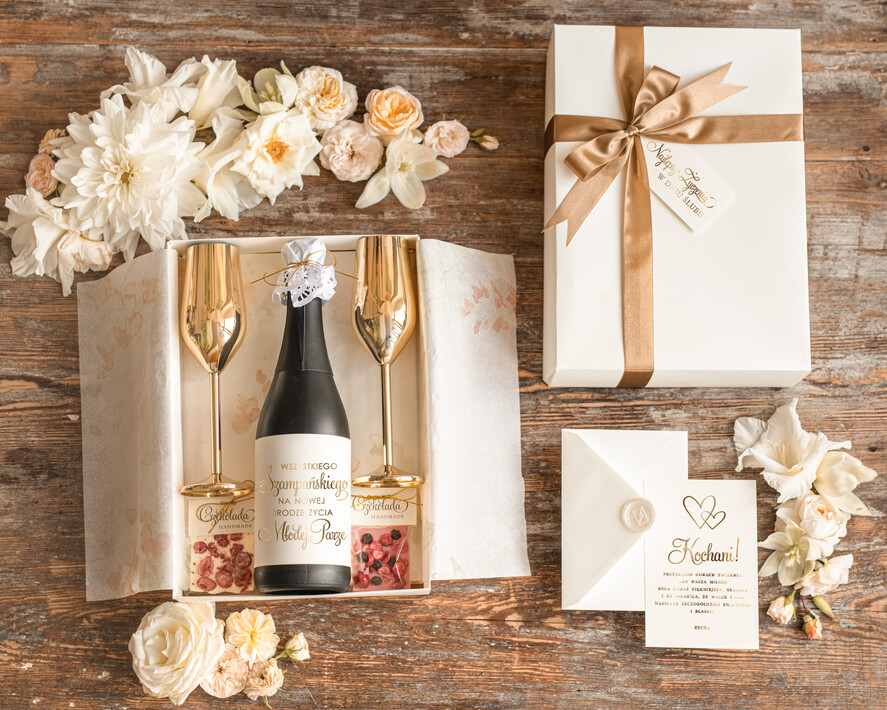  Prezenty dla Młodej Pary  zestawy i akcesoria do wina i drinków Praktyczne prezenty ślubne dla Pary Młodej, Co dla nowożeńcom zamiast kwiatów0