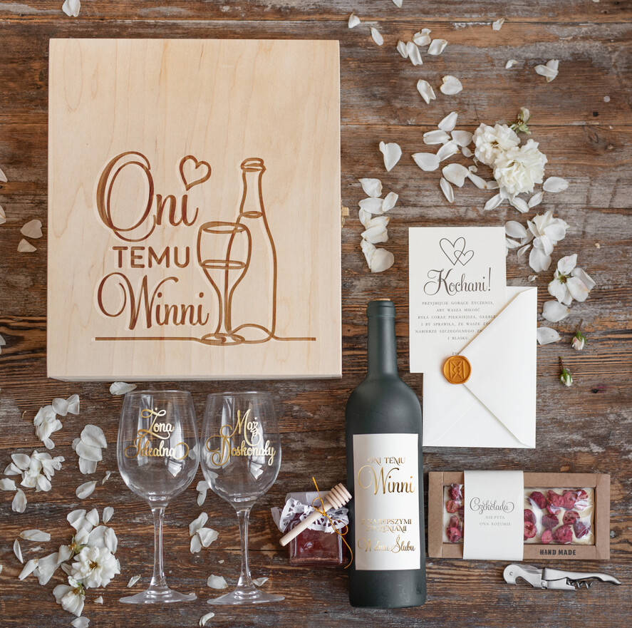  Prezenty dla Młodej Pary  zestawy i akcesoria do wina i drinków Co dać na prezent ślubny zamiast kwiatów drewniana skrzynka z akcesoriami na własny trunek   1