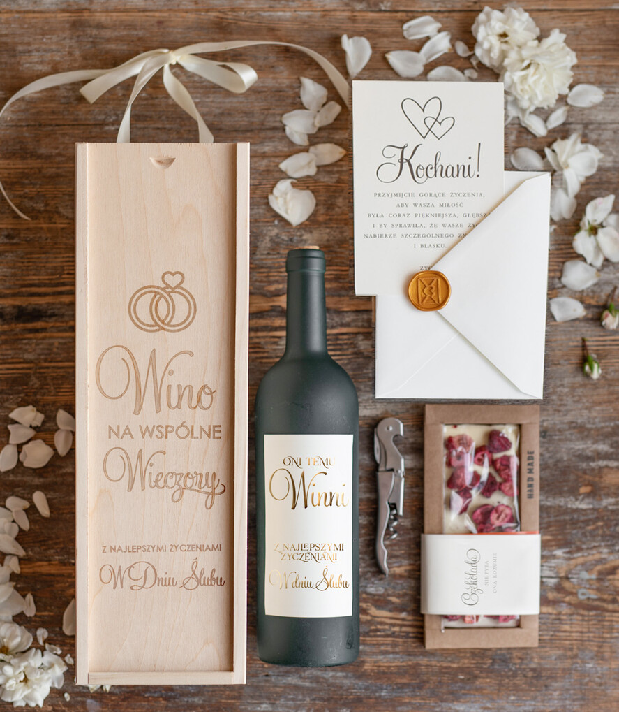  Prezenty dla Młodej Pary  zestawy i akcesoria do wina i drinków Praktyczny prezent ślubny drewniana skrzynka na jedną butelkę, prezent dla Pary Młodej zamiast kwiatów0