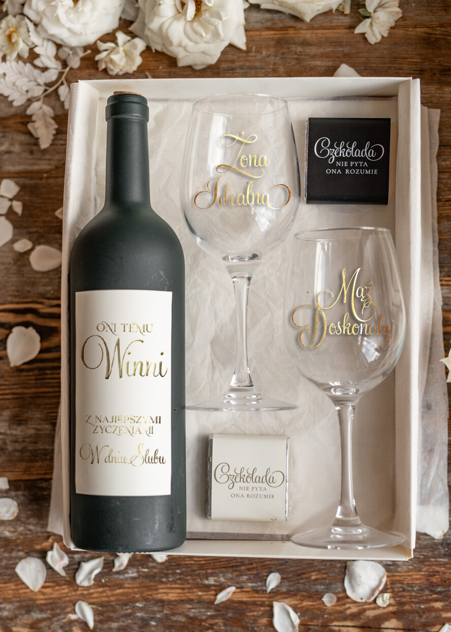  Prezenty dla Młodej Pary  zestawy i akcesoria do wina i drinków Praktyczny prezent ślubny dla Pary Młodej Naklejka na własny trunek napisy Mąż-Żona1