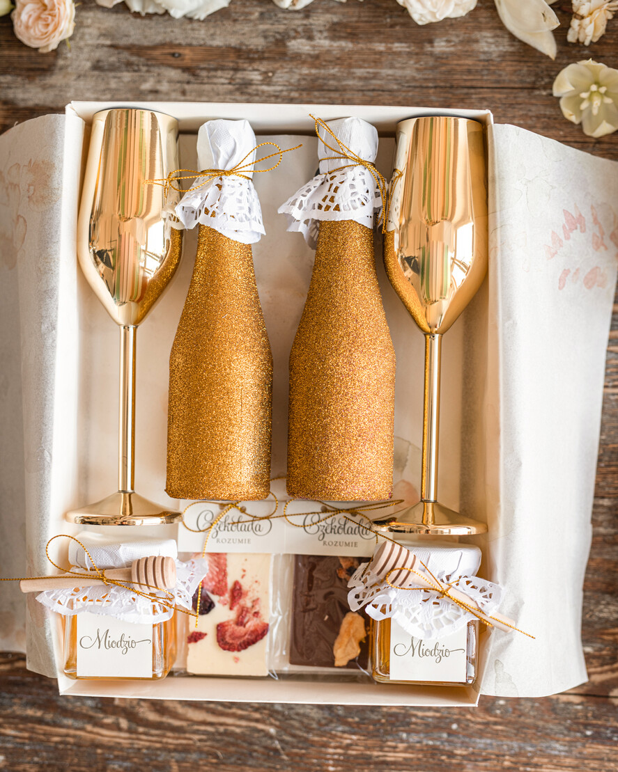  Prezenty dla Młodej Pary  zestawy i akcesoria do wina i drinków prezenty z okazji ślubu dla Pary Młodej, Co dla nowożeńcom zamiast kwiatów, złote kieliszki dla Pary Młodej, box prezentowy dla Pary Młodej 1
