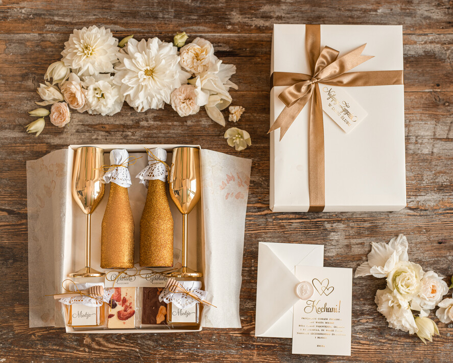  Prezenty dla Młodej Pary  zestawy i akcesoria do wina i drinków prezenty z okazji ślubu dla Pary Młodej, Co dla nowożeńcom zamiast kwiatów, złote kieliszki dla Pary Młodej, box prezentowy dla Pary Młodej 0