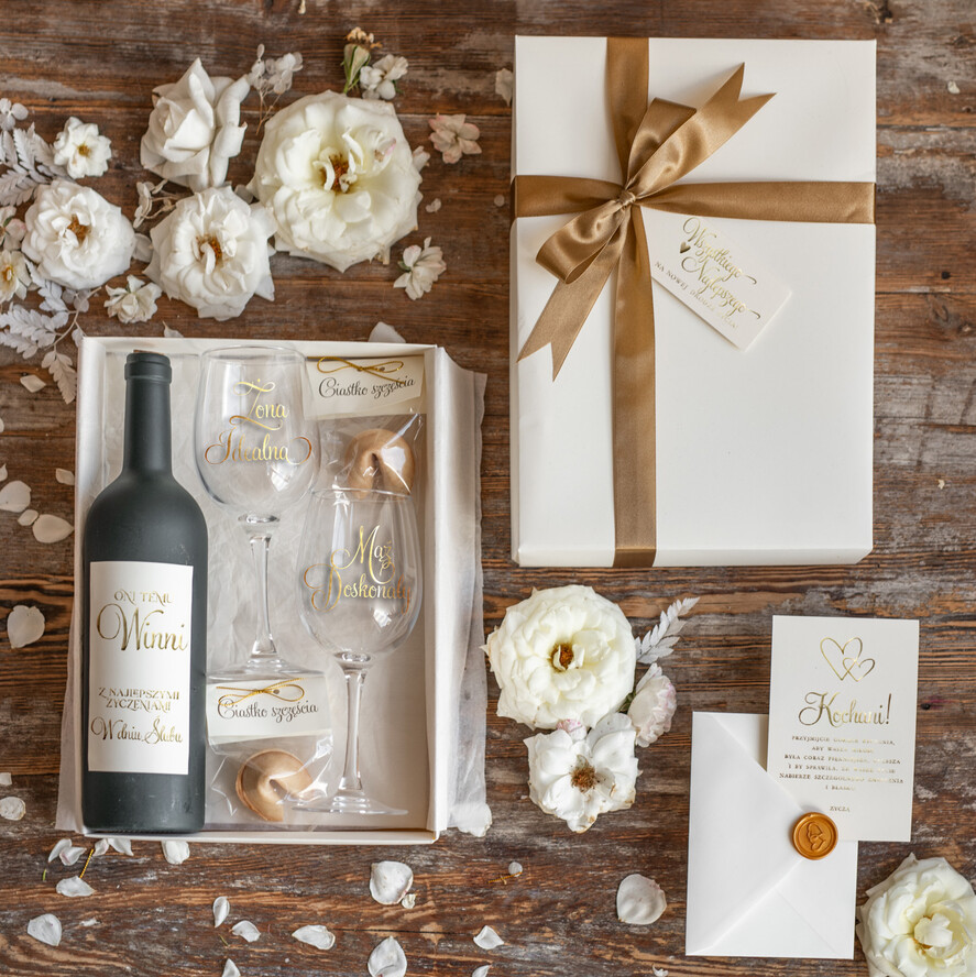  Prezenty dla Młodej Pary  zestawy i akcesoria do wina i drinków SZYBKA WYSYŁKA 48 H !!!! pomysł na prezent dla Pary Młodej akcesoria ze złotymi napisami, naklejka na własny trunek    1