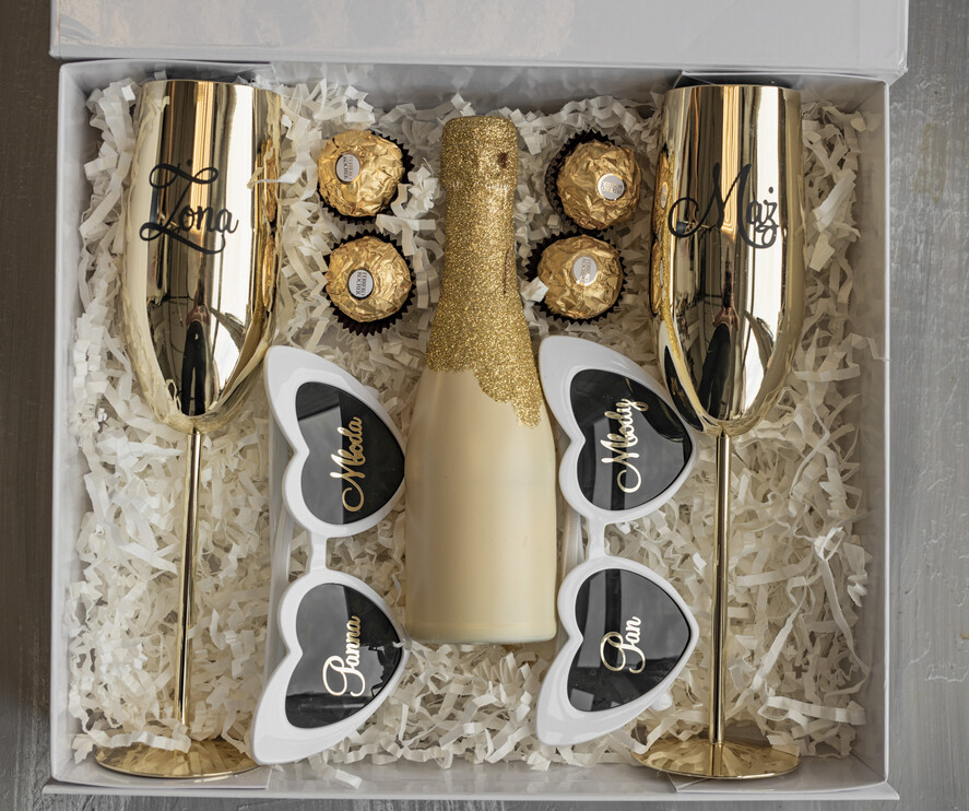  Prezenty dla Młodej Pary  zestawy i akcesoria do wina i drinków Pomysłowy prezent na ślub dla Młodej Pary, pomysły jak dać pieniądze dla nowożeńców zestaw prezentowy dla Pary Młodej1