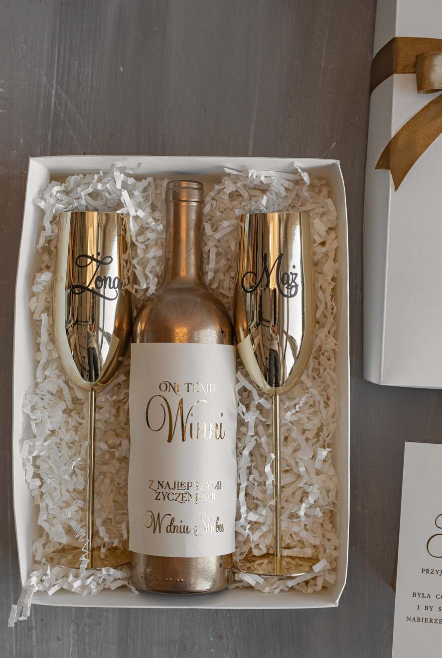  Prezenty dla Młodej Pary  zestawy i akcesoria do wina i drinków pomysły na prezenty z okazji ślubu dla Młodej Pary, Co dla nowożeńcom zamiast kwiatów, złote kieliszki dla Młodej Pary, kieliszki Mąż Żona2